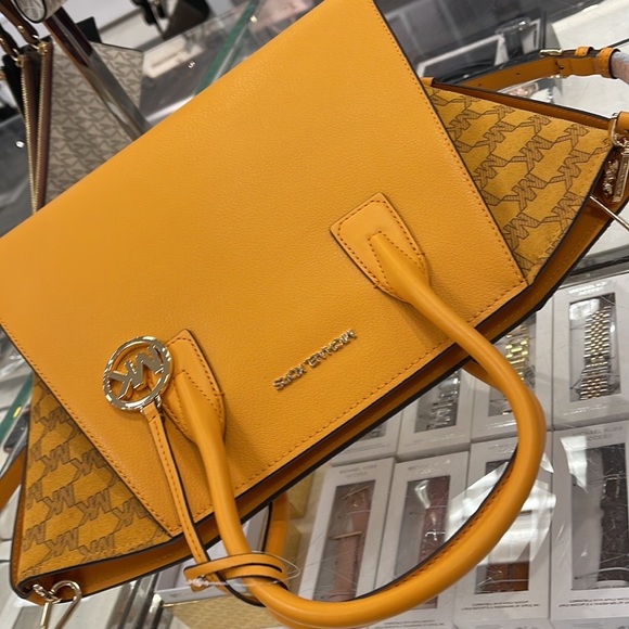 Michael Kors Avril Large Top Zip Satchel Shoulder Bag
Honeycomb - Picture 15 of 16